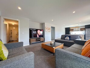 Una televisión, una oficina