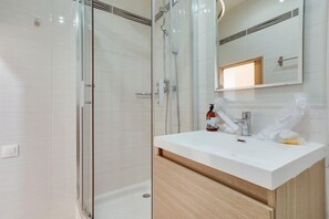 Dusche, Haartrockner, Handtücher