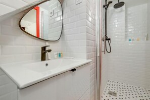 Shower, hair dryer, towels, soap - 229 Suite Fantasyland - Superb apartment (Paris 02 Bourse)