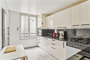 Mikrobølgeovn, oppvaskmaskin, kaffetrakter/tekoker og brødrister