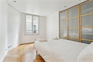 3 slaapkamers, een strijkplank/strijkijzer, wifi, beddengoed