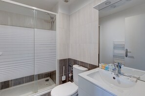Shower, hair dryer, towels, soap - 809 Suite Fantastic - Superb apartment (Bagnolet)