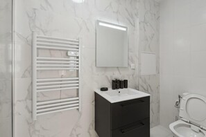 Dusch, hårtork och handdukar