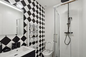 Dusche, Haartrockner, Handtücher
