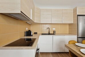 Kühlschrank, Mikrowelle, Ofen, Geschirrspüler