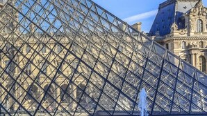The Louvre Pyramid with a clear view of the glass structure and the adjacent classical building. - 864 Suite Iris - Superb apartment (Montreuil)