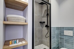 Shower, hair dryer, towels - 306 Suite Tigre - Superb apartment in Paris (Paris 02 Bourse)