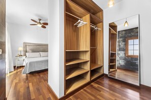 3 makuuhuonetta, työpöytä, silitysrauta/-lauta, vauvan matkasänky