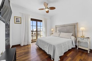 3 bedrooms, desk, iron/ironing board, travel cot - Maravillosa villa con piscina climatizada! (Costa Teguise)