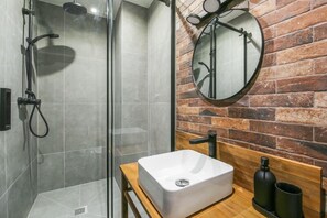 Douche, sèche-cheveux, serviettes fournies, savon