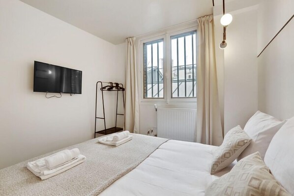 3 bedrooms, internet, bed sheets