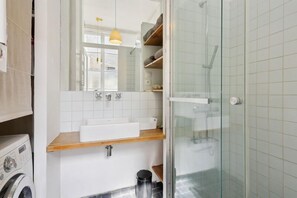 Shower, hair dryer, towels, soap - 610 Suite Felix - Superb apartment in Paris (Paris 02 Bourse)