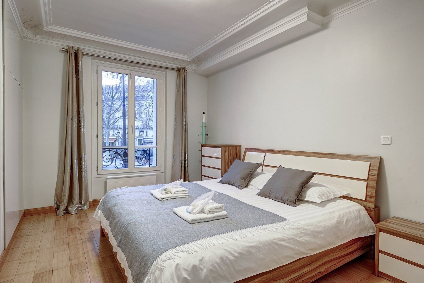 2 bedrooms, iron/ironing board, internet, bed sheets