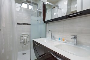 Dusche, Haartrockner, Handtücher, Seife