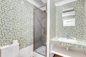 Douche, sèche-cheveux, serviettes fournies, savon