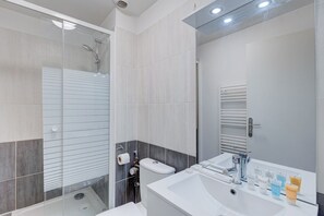 Douche, sèche-cheveux, serviettes fournies