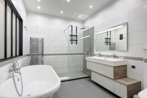 Douche, séchoir à cheveux, serviettes fournies