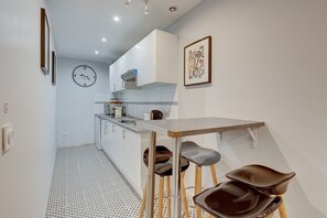 Mikrowelle, Wasserkocher mit Kaffee-/Teezubehör, Toaster, Esstisch