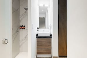 Dusche, Haartrockner, Handtücher
