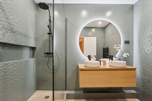 Shower, towels, soap, shampoo - 266 Suite Montefiore Superb apartment in Paris. (Paris 02 Bourse)
