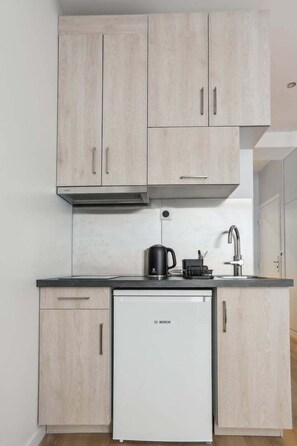 Kjøleskap, mikrobølgeovn, kaffetrakter/tekoker og brødrister