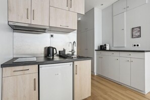 Fridge, microwave, coffee/tea maker, toaster - 315 Suite Pascal - Superb apartment in Paris (Paris 03 Temple)