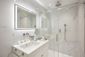 Dusche, Haartrockner, Handtücher, Seife
