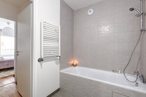 Een douche, een haardroger, handdoeken, zeep