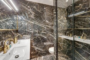 Dusche, Haartrockner, Handtücher, Seife