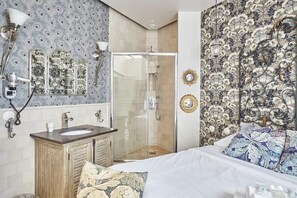Douche, sèche-cheveux, serviettes fournies, savon