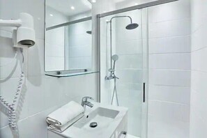 Shower, hair dryer, towels, soap - 297 Suite Papy - Superb apartment in Paris (Paris 02 Bourse)