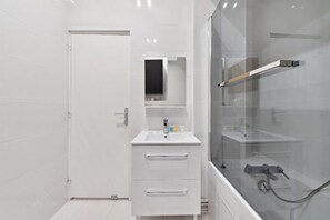 Dusche, Haartrockner, Handtücher