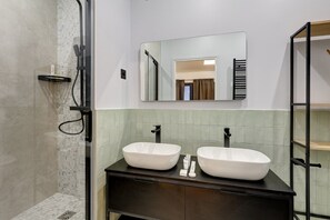 Douche, sèche-cheveux, serviettes fournies