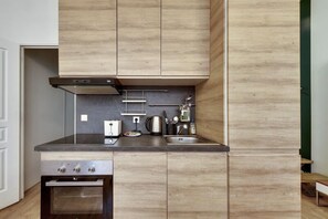 Oven, dishwasher, coffee/tea maker - 106-Suite Cece - Superb Duplex in Paris (Paris)