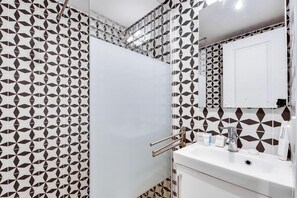 Shower, hair dryer, towels