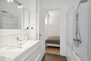 Hair dryer, towels - 262 Suite Montaigne - Superb apartment in Paris (Paris 08 Élysée)