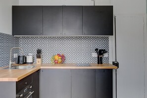 Refrigerador, microondas, lavavajillas y cafetera y tetera 