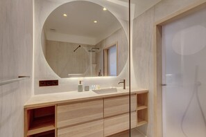 Dusche, Haartrockner, Handtücher, Seife