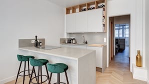 Coffee/tea maker, fridge, microwave, dishwasher - 633 Suite Victoria - Superb apartment in Paris (Paris 02 Bourse)