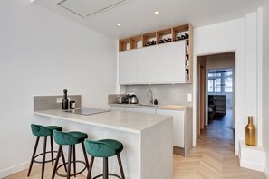 Réfrigérateur, micro-ondes, lave-vaisselle, cafetière/bouilloire