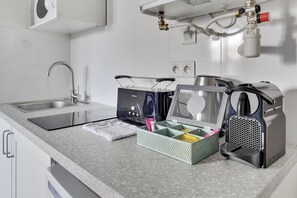 Mikrobølgeovn, kaffe-/temaskine, brødrister, spisebord