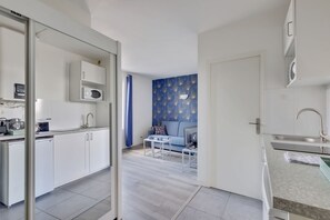 Microonde, macchina per tè/caffè, tostapane, tavolo da pranzo