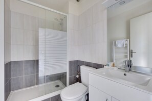 Shower, hair dryer, towels, soap - 807 Suite Cosy - Superb Apartment (Bagnolet)