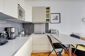 Microwave, dishwasher, coffee/tea maker, dining tables - 310 Suite Petit Nid Douillet Apartment in Paris (Paris)