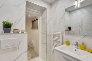 Dusche, Haartrockner, Handtücher