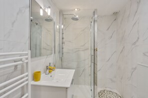Shower, hair dryer, towels