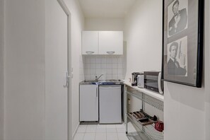 Réfrigérateur, micro-ondes, plaque de cuisson, cafetière/bouilloire
