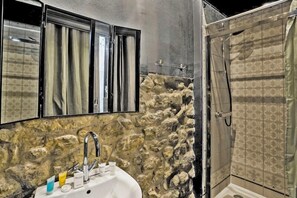 Shower, hair dryer, towels, soap - 332 Suite Grey - Superb apartment in Paris (Paris 03 Temple)
