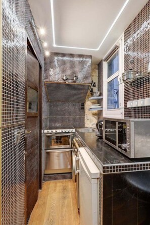 Fridge, microwave, oven, dishwasher - 668 Suite Sarah - Superb Apartment in Paris (Paris 04 Hôtel-de-Ville)