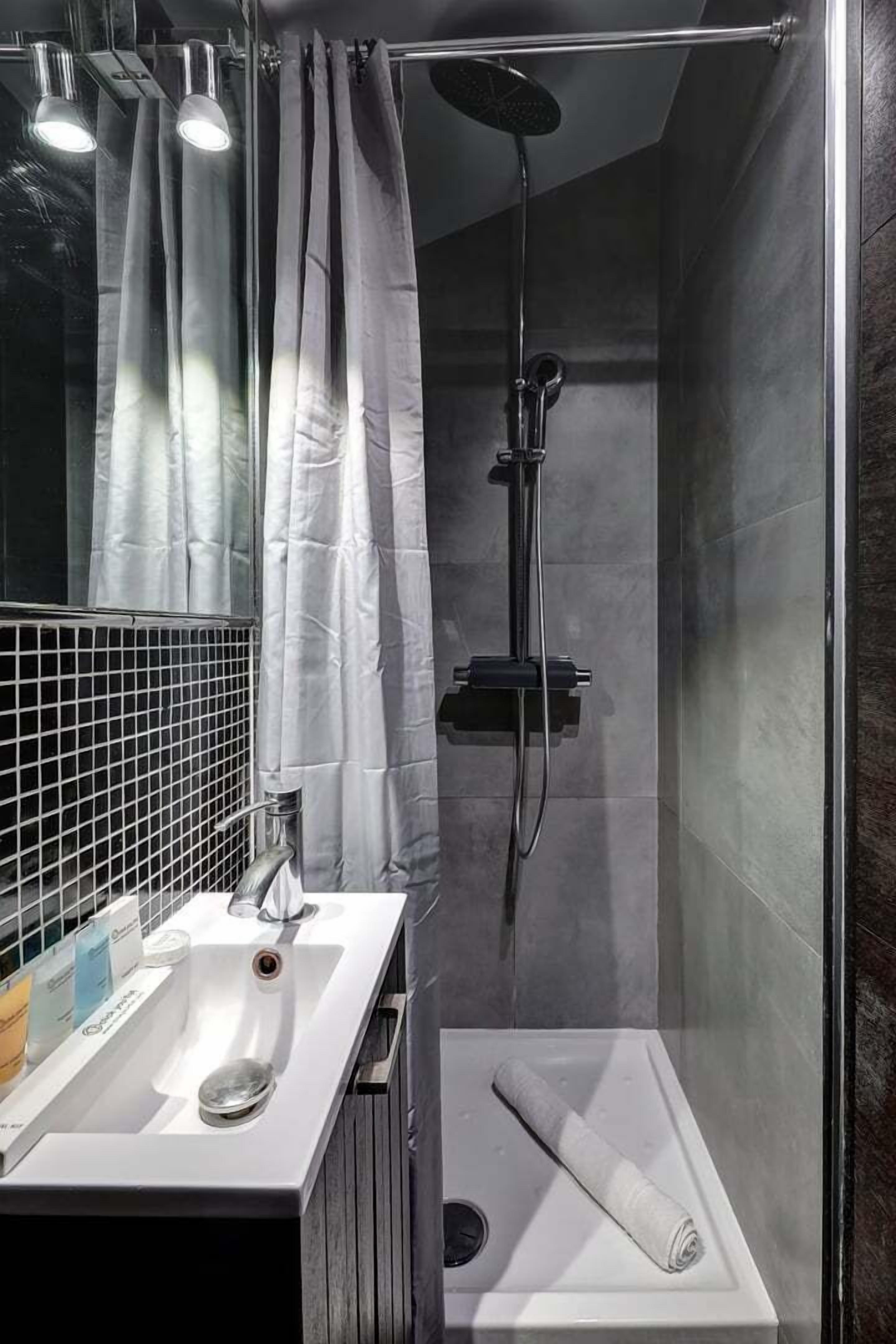 Een douche, een haardroger, handdoeken, zeep